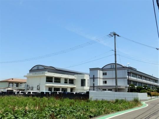 【周辺】　四国中央市立土居中学校：815m